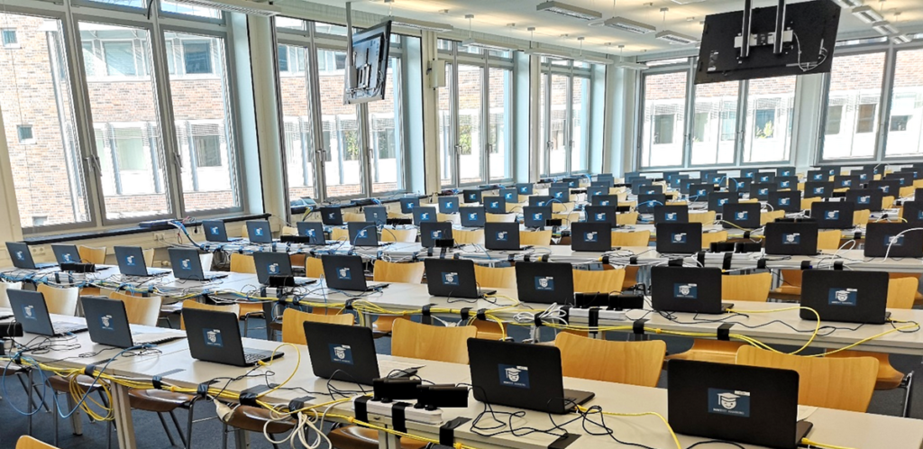 Aufbau des mobilen Testcenters im Raum D2.022
